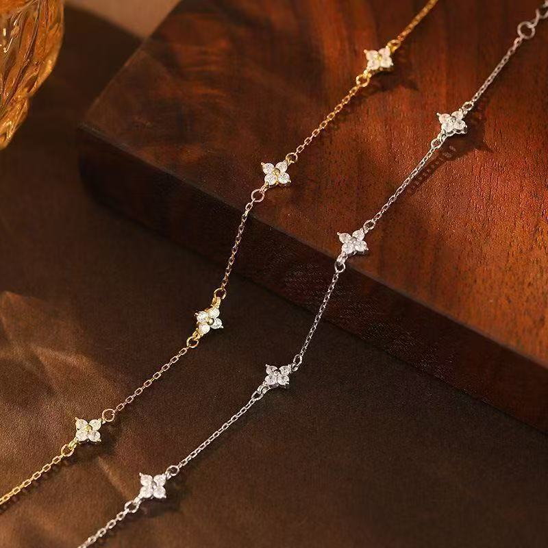 The elegant four-leaf flower bracelet design is a delicate and versatile accessory