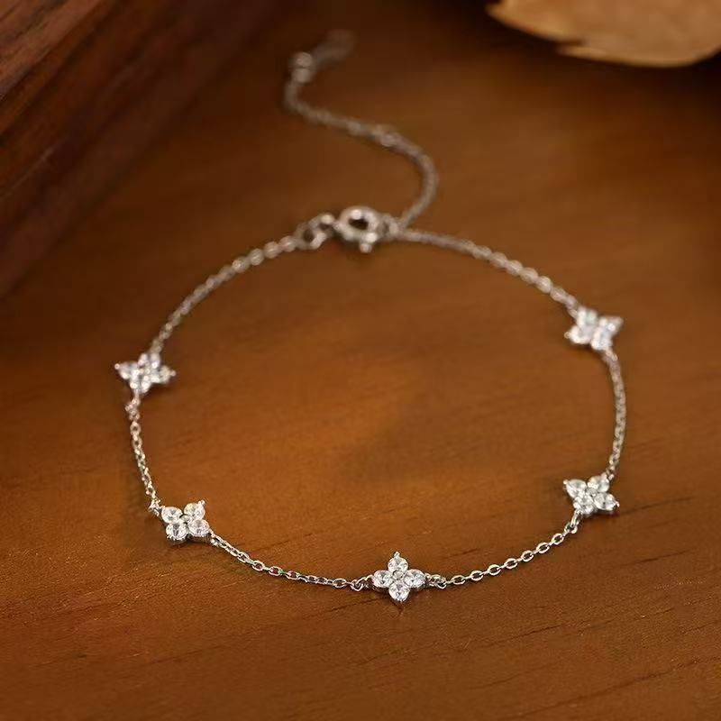 The elegant four-leaf flower bracelet design is a delicate and versatile accessory