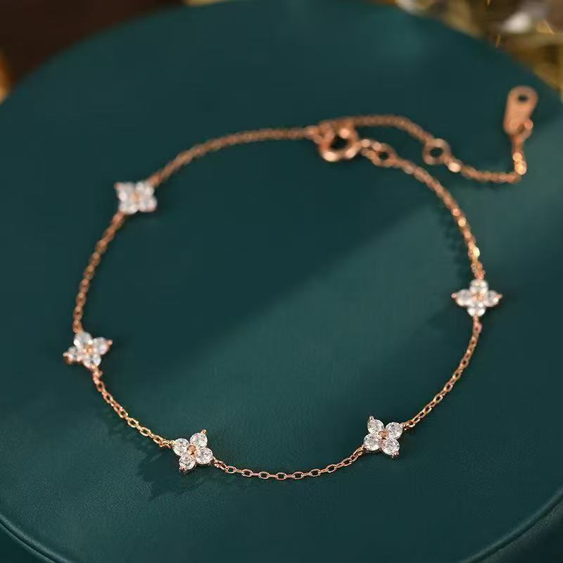 The elegant four-leaf flower bracelet design is a delicate and versatile accessory