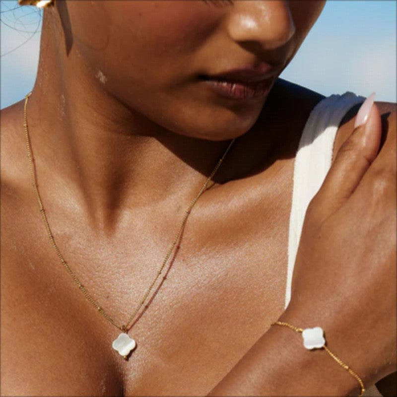 Women's Elegant Four-Petal Flower Necklace