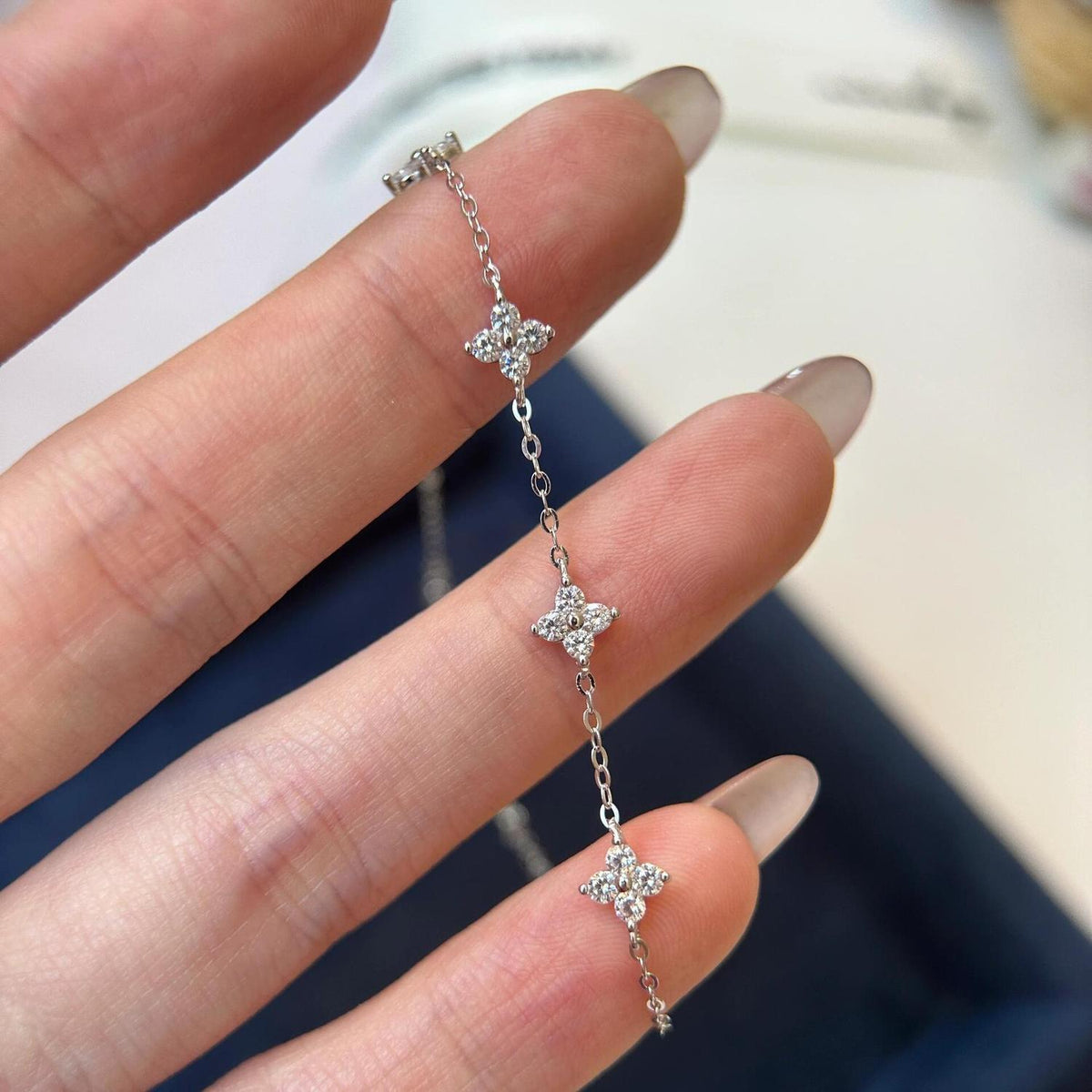 The elegant four-leaf flower bracelet design is a delicate and versatile accessory