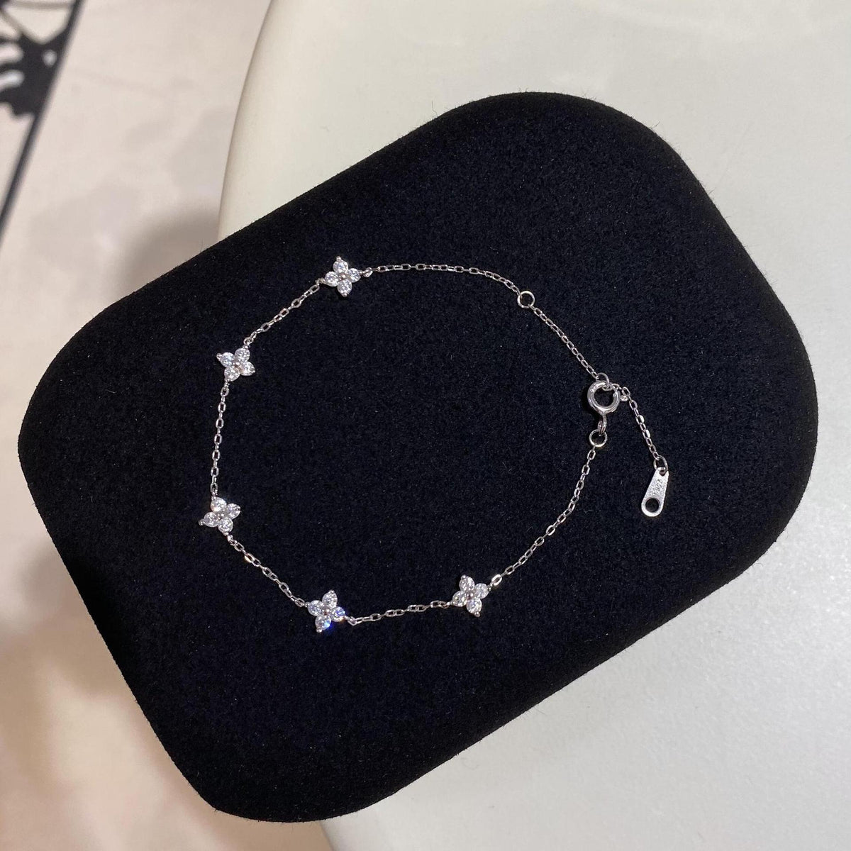 The elegant four-leaf flower bracelet design is a delicate and versatile accessory